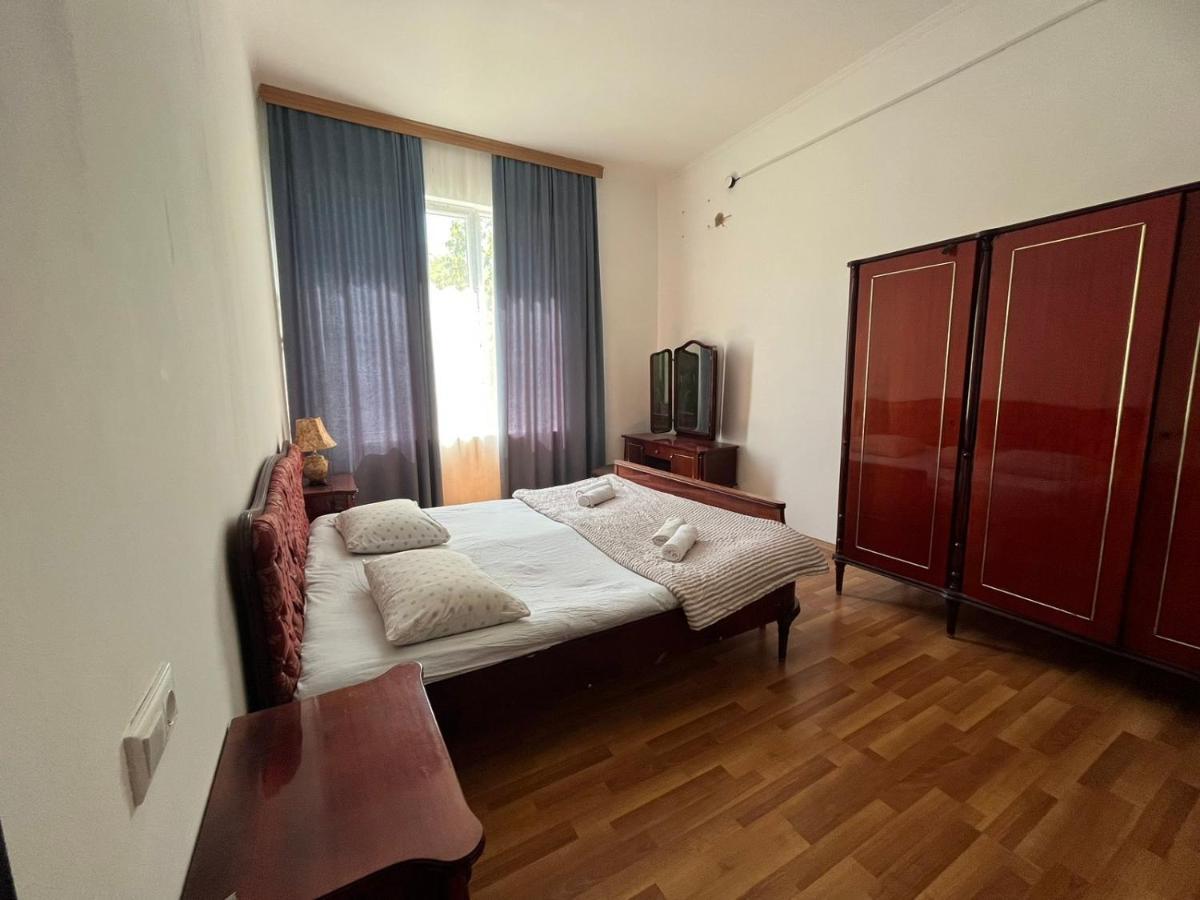 Guest House Oasis - Tvishi Buitenkant foto
