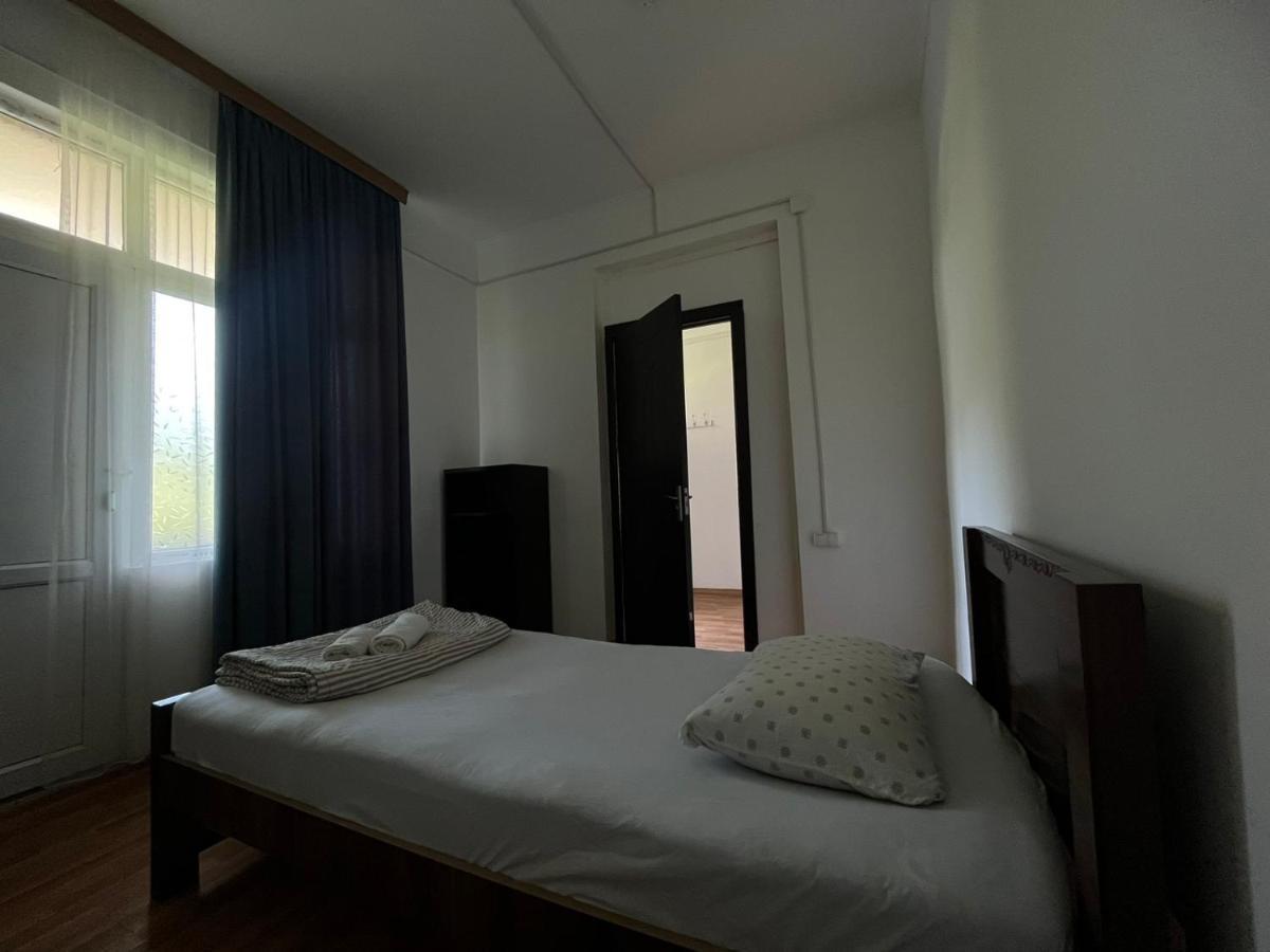 Guest House Oasis - Tvishi Buitenkant foto