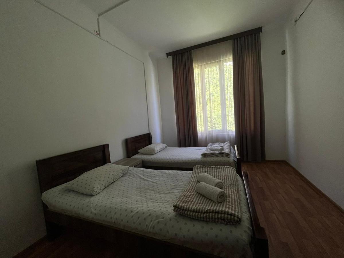 Guest House Oasis - Tvishi Buitenkant foto