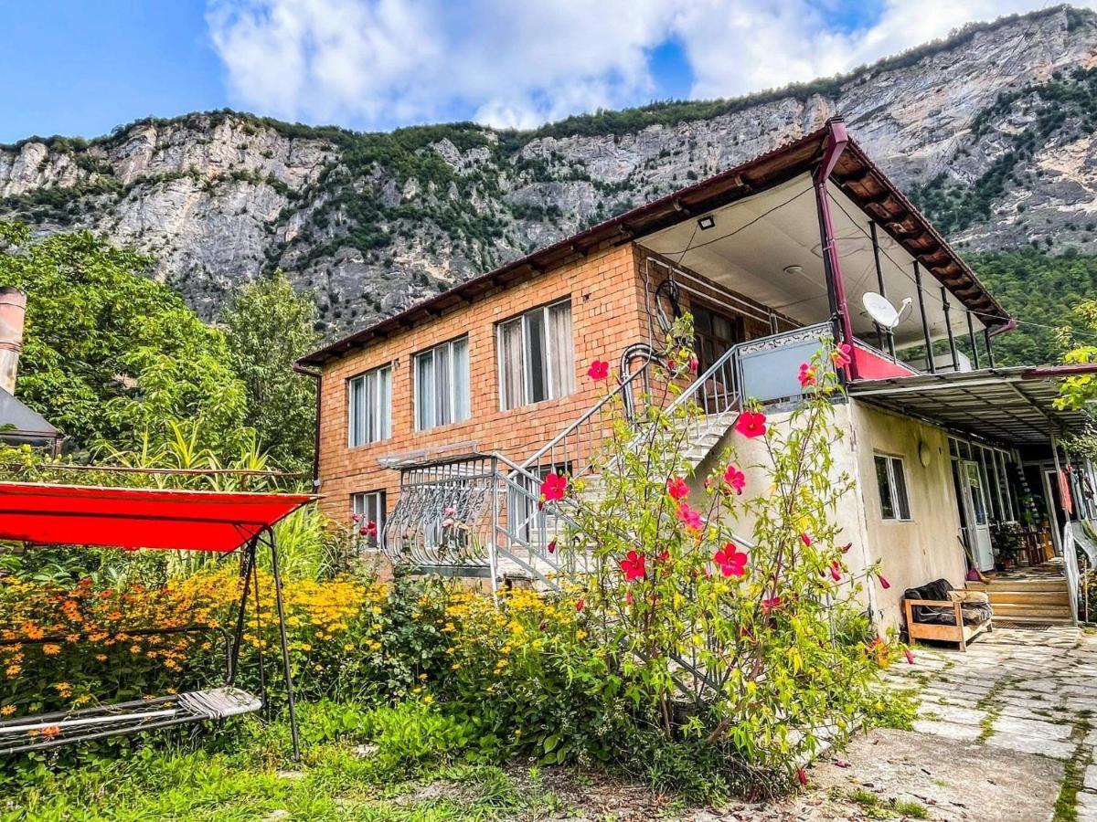 Guest House Oasis - Tvishi Buitenkant foto